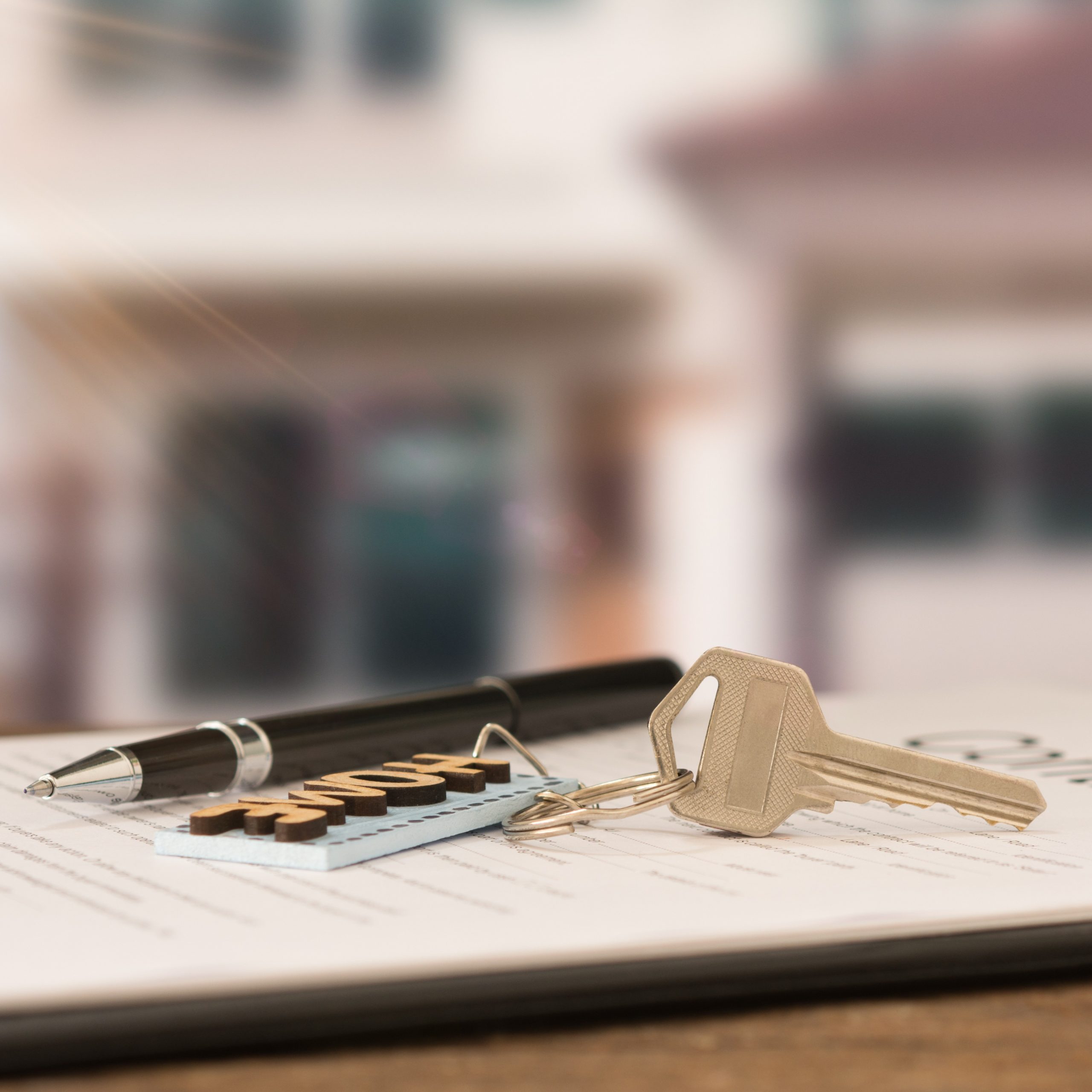 Clés de maison posées sur un contrat immobilier, illustrant l’achat, la vente ou la location d’un bien immobilier.